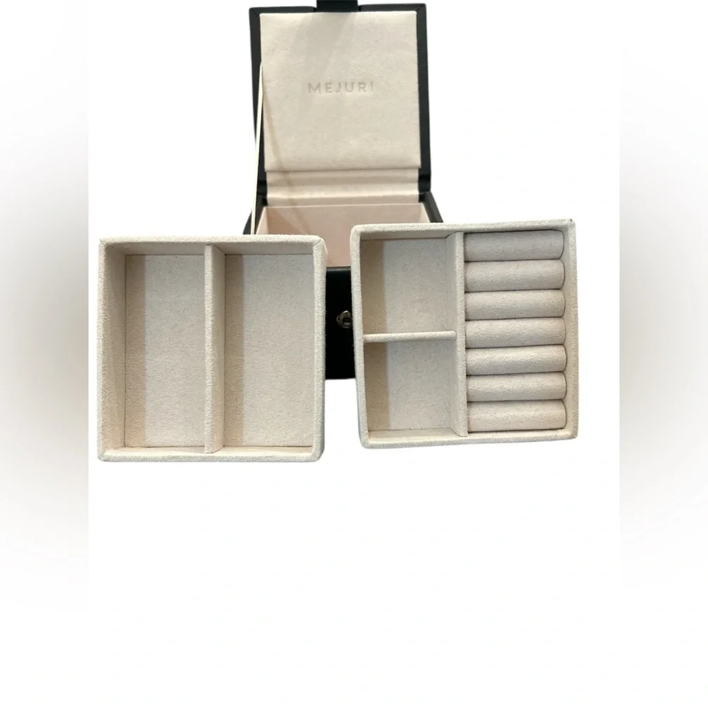 Mejuri Small Jewelry Box Organizer in Black And Cream Anti Tarnish Microsuede - Picture 4 of 8